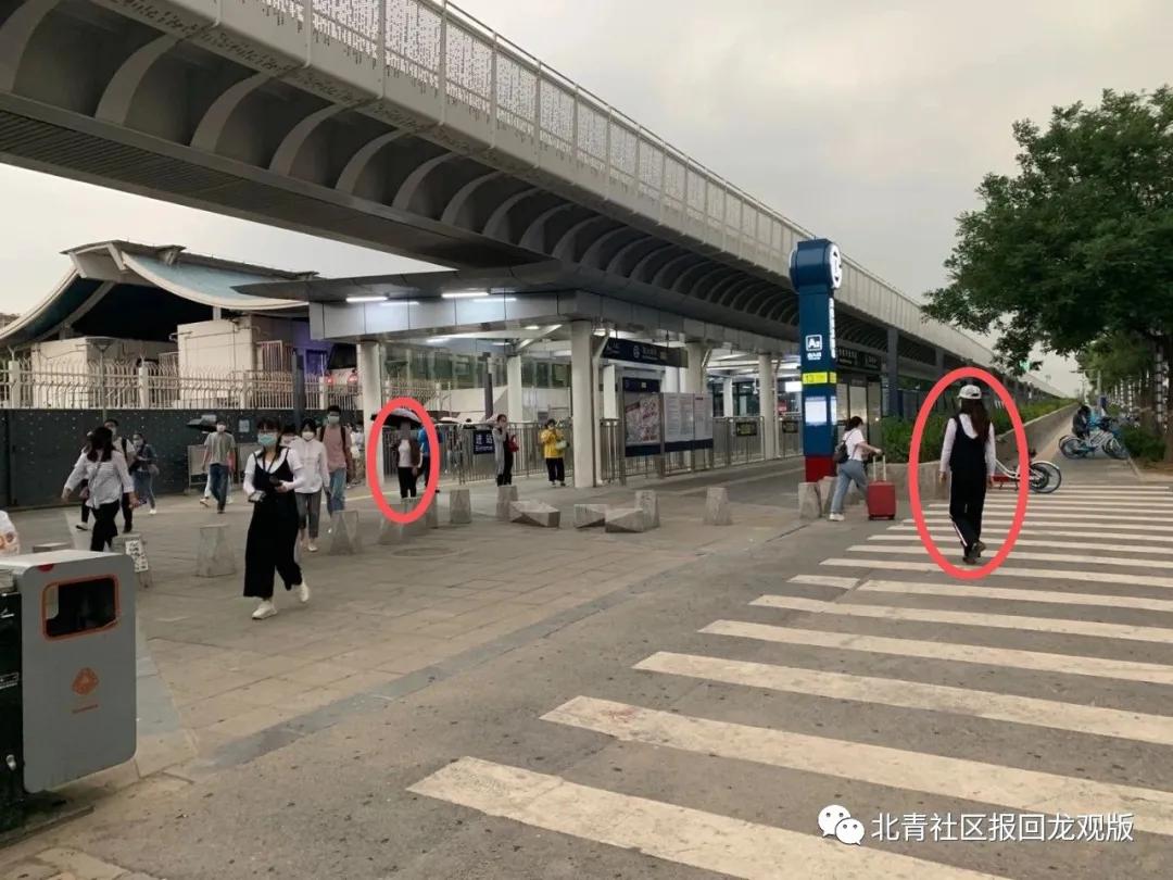 地铁回龙观站门口“黑车”老是“打游击”，秩序治理可以“锦上添花”