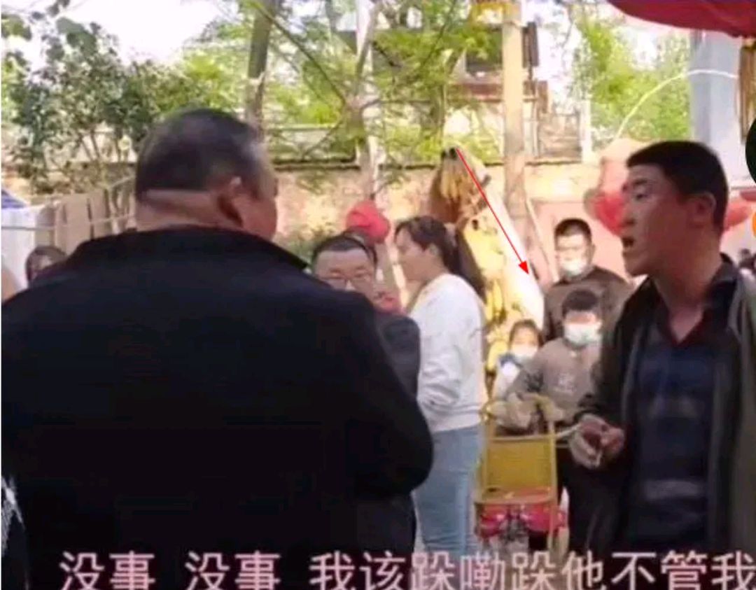 被别人当提款机好心疼,朱之文家门被踹事件民警