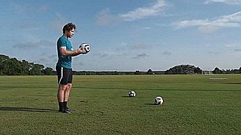 初学者学习颠球的八个建议,初学者如何学习颠球