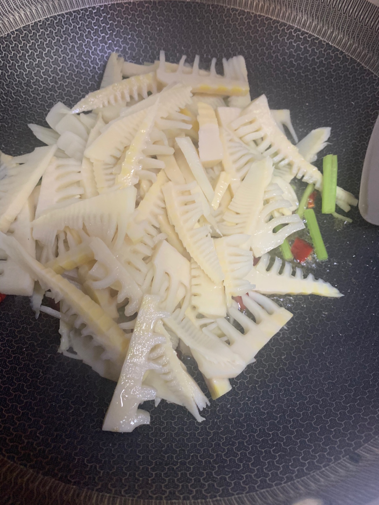 春笋的家常做法春笋焯水后怎么炒,春笋的做法大全家常菜油焖春笋