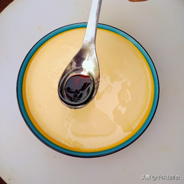 鸡蛋羹用这个方法蒸不老,冷水温水不重要,不腥,爽滑还没蜂窝