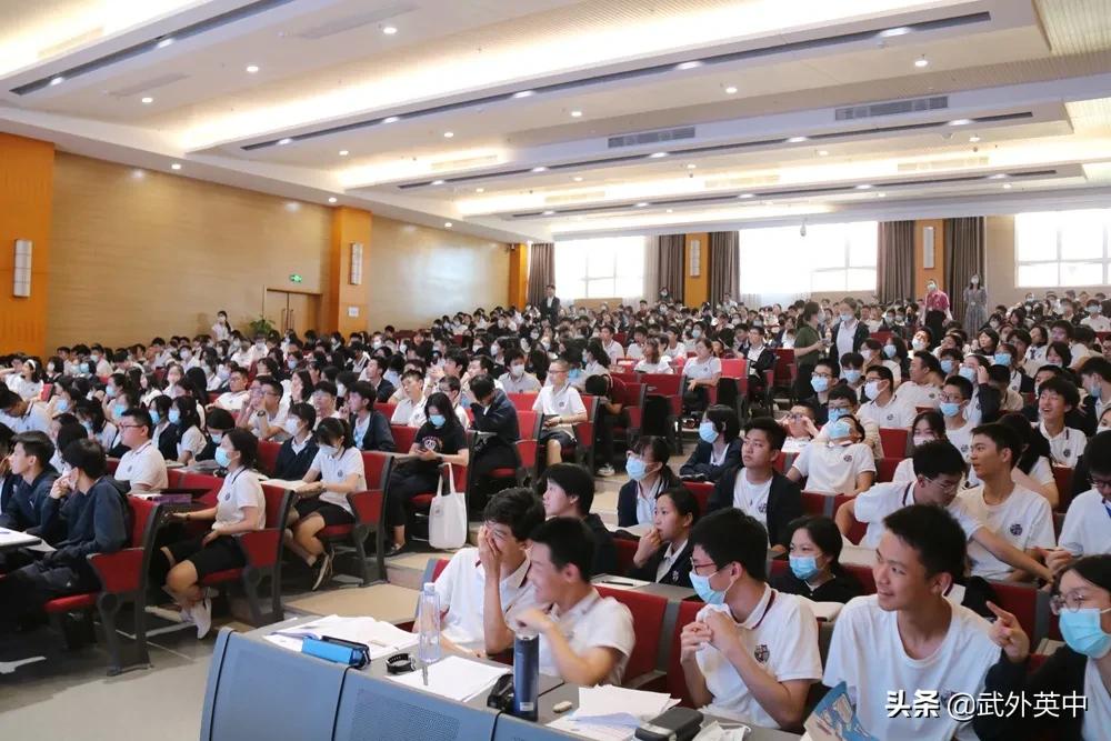 嘉年华前的“未雨绸缪”——记英中高中部社团联宣讲会顺利举行