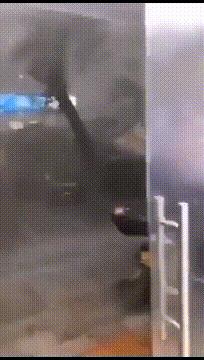 三个傻子跟我一块踢球gif,和两傻子在一起踢球gif