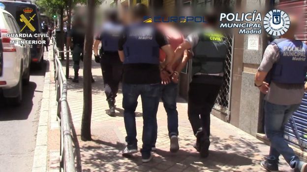 西班牙“致富”新途径：偷纸板，高利润催生42人组团“小偷公司”