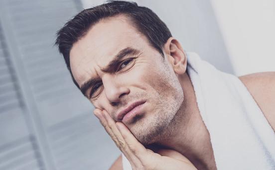 60岁牙齿咬硬物痛,牙齿咬硬物痛怎么回事