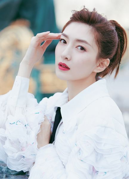 发际线靠前怎么披头发好看,发际线在前怎么扎头发