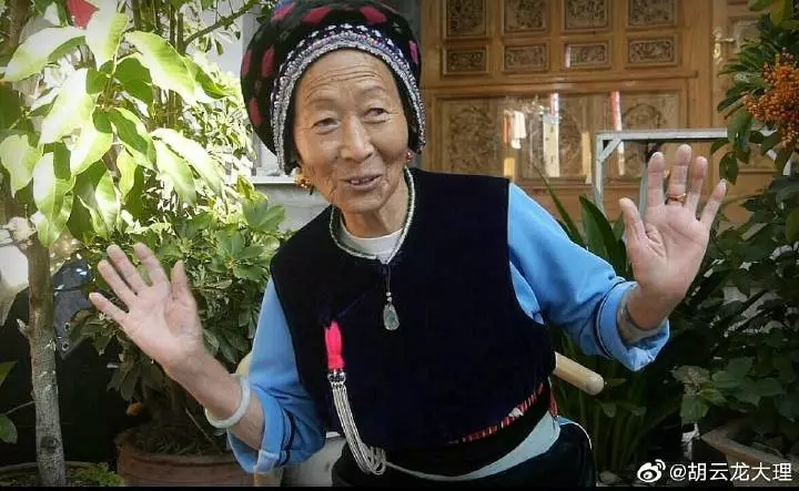 半个世纪前喜从天降上京汇演一念之差错过职业演艺生涯访何芳秀