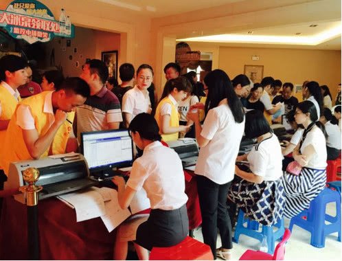 售楼小姐月入百万不是梦,售楼小姐年收入百万真的假的