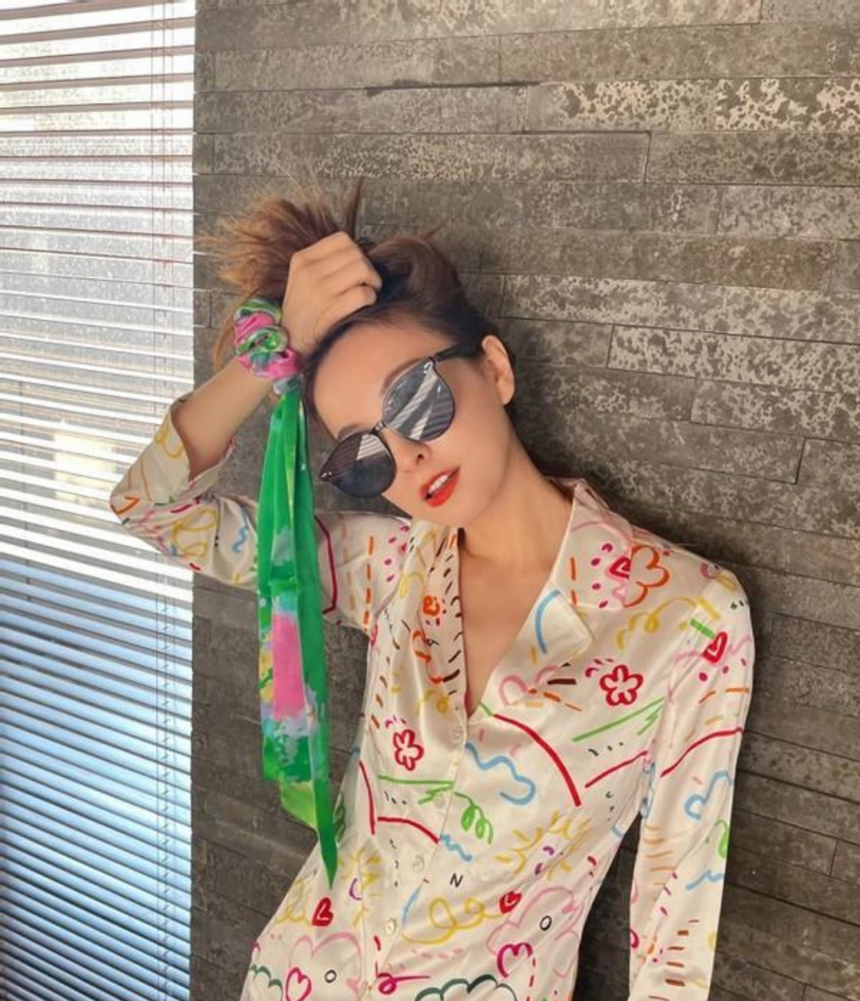 吴昕穿睡衣现身机场,吴昕油光满面现身机场似油腻少女