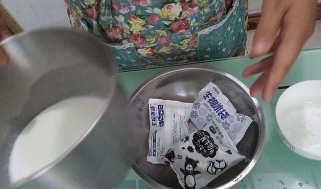 夏天如何打发奶油更稳定不化,夏天怎样使打发的淡奶油不化