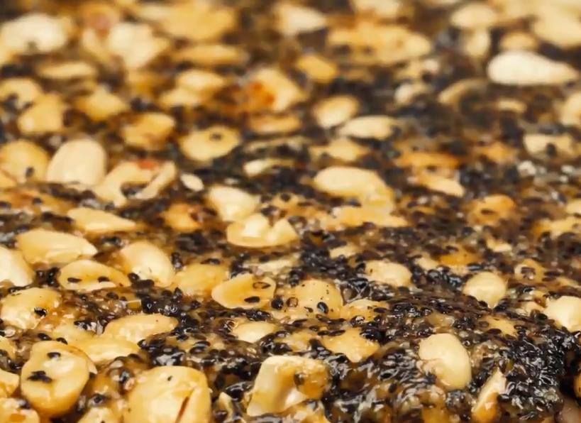 香酥花生芝麻糖的做法,花生芝麻糖不太甜的做法