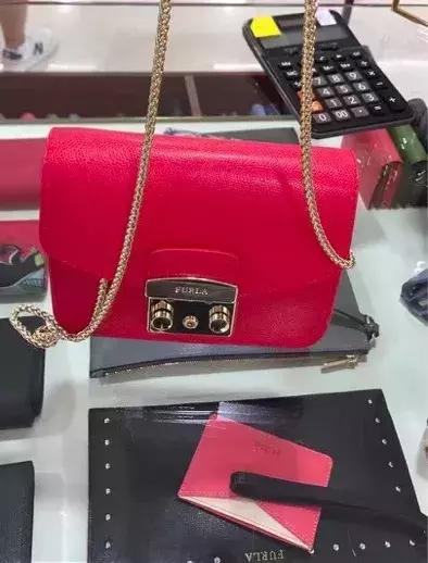 一年买三个奢侈品包包好吗,买过最后悔的大牌包包是什么