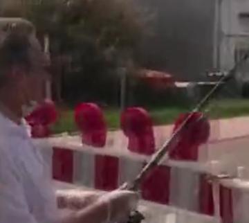 “线”上买家!因疫情边境关闭,男子用钓竿跨境买面包