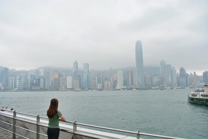 世界将我包围下一句,世界将我包围演唱