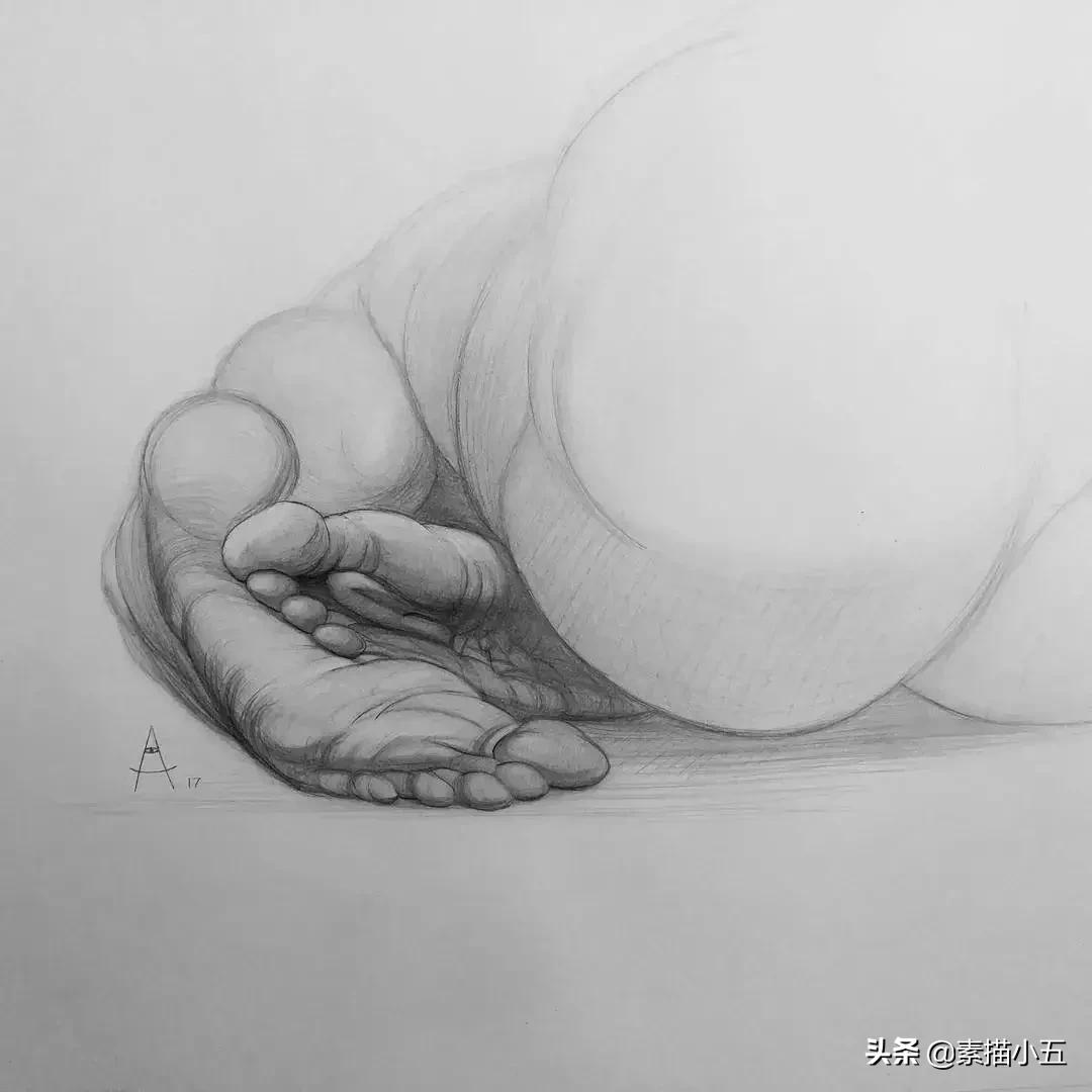 他画的素描无与伦比,他画的画栩栩如生让人拍案叫绝