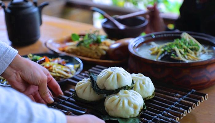 李子柒挖竹笋全过程视频,李子柒制作春笋视频