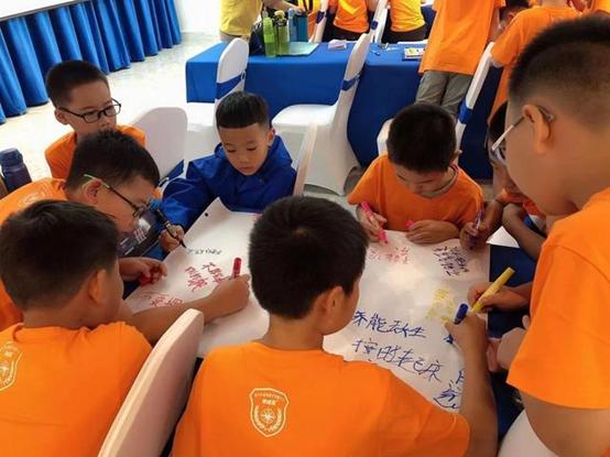 铁旅童军少年特种兵夏令营,军事夏令营锻炼孩子吃苦耐劳