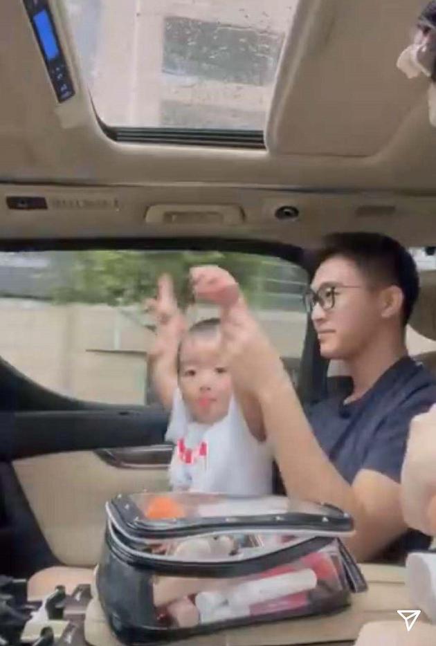 何猷君和儿子贴脸互动超有爱,何鸿燊儿子何猷君参加综艺