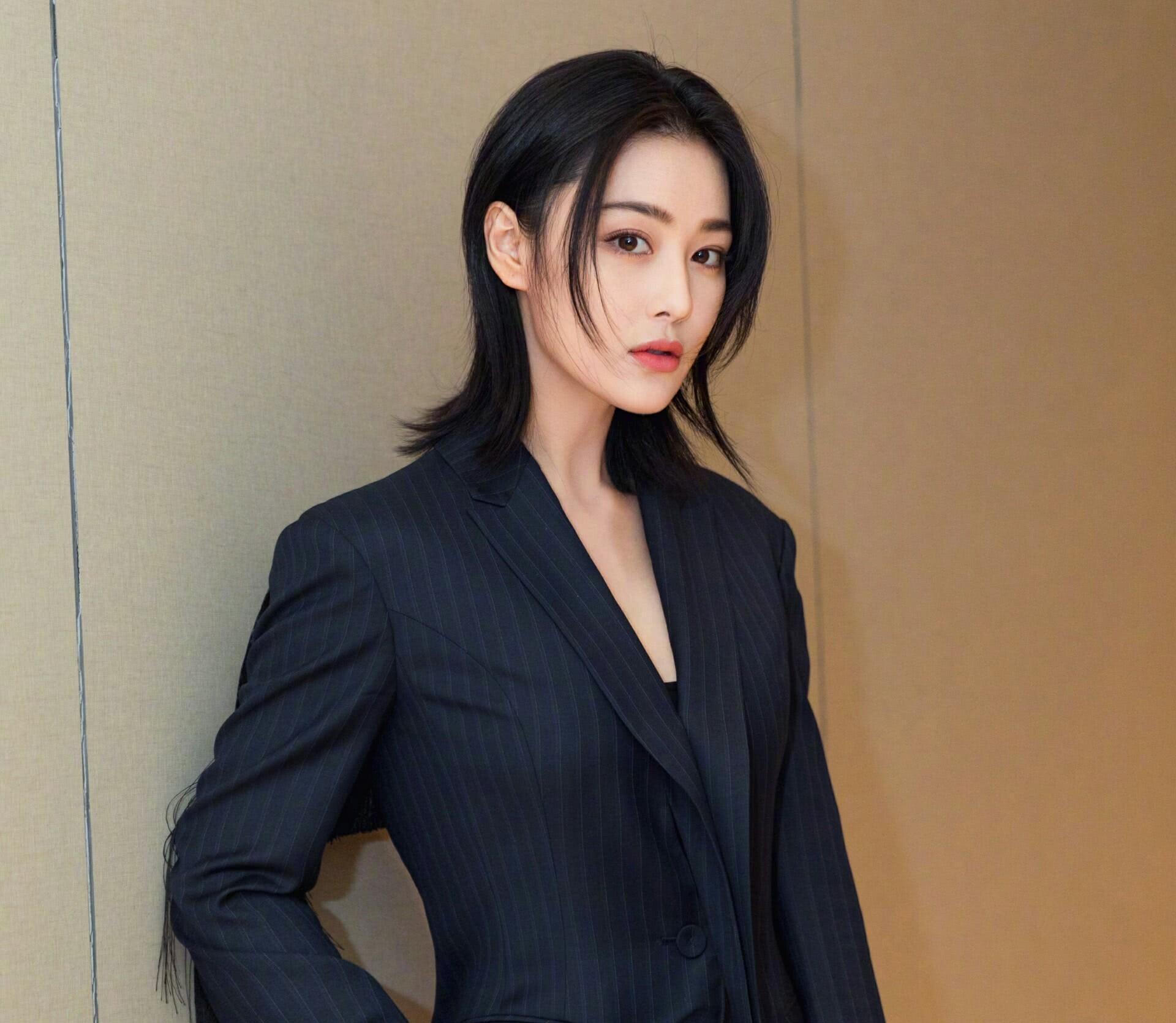 张馨予妩媚动人艳压群芳气质强大,张馨予足球惊艳写真照