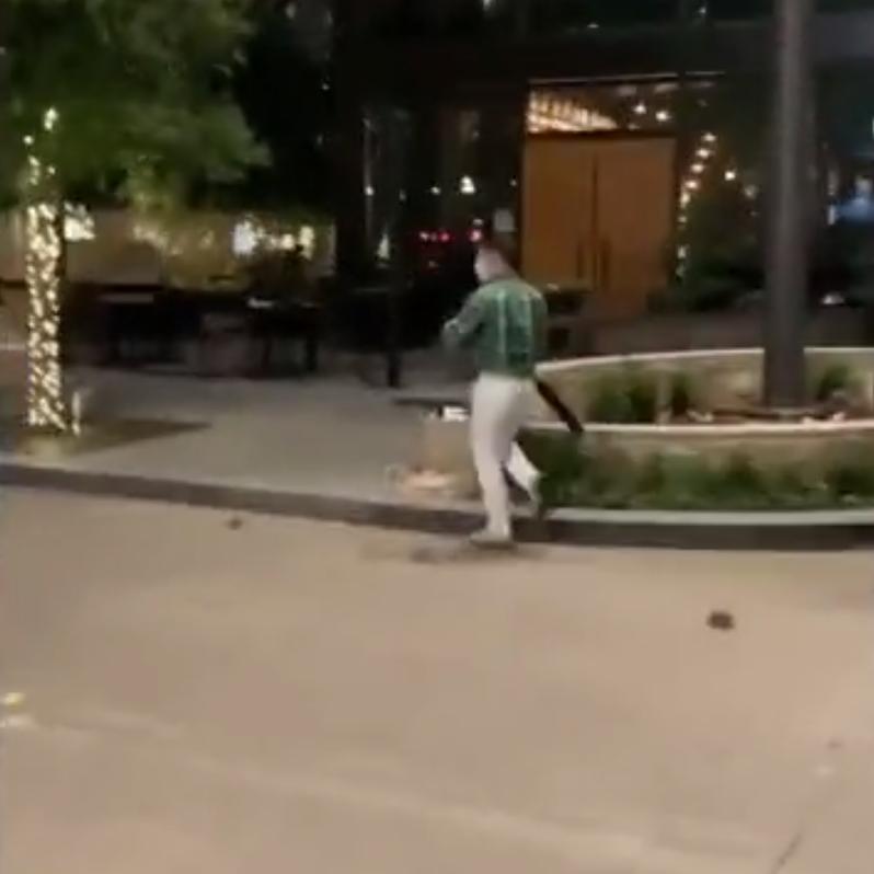 美国店主持宝剑保卫店铺，却遭暴徒*攻围**，被打趴在街头