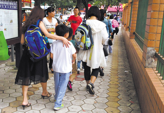 “最好别替娃背书包”，专家建议引争议，家长：这么重驼背咋办？