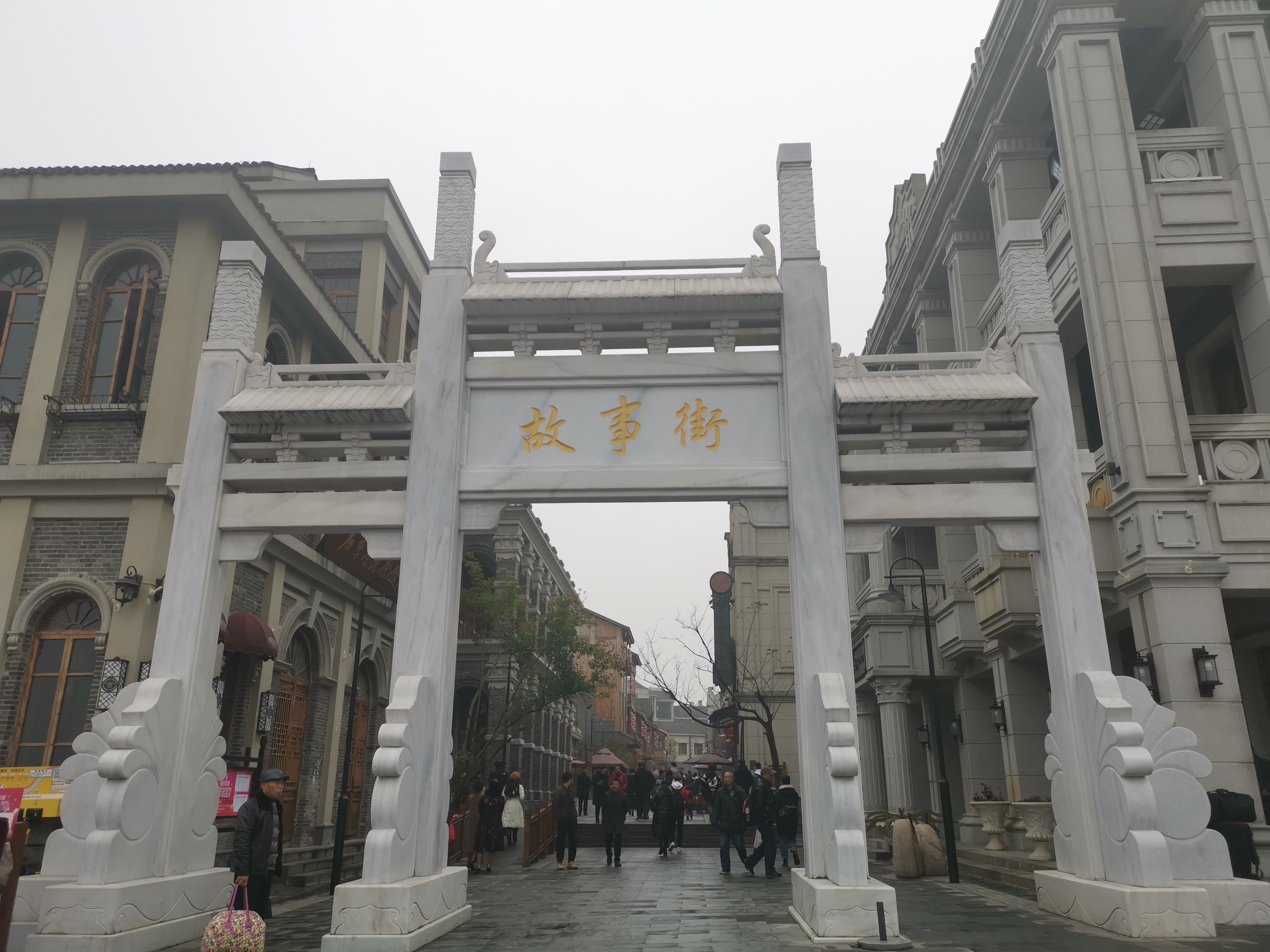 云岩万达广场开业,又见人从众