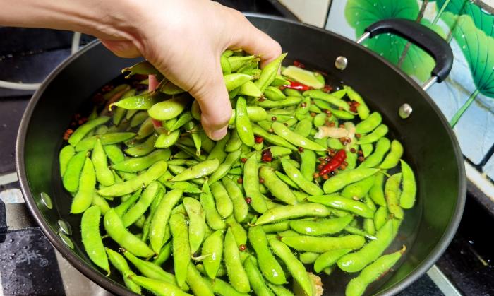 毛豆怎么煮容易软烂又不变色,毛豆炒肉毛豆焯水冷水下锅