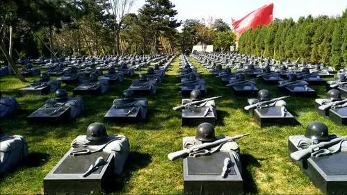 得毛主席青睐，*国锋华**主席去世后没有葬在八宝山，而却葬在卦山