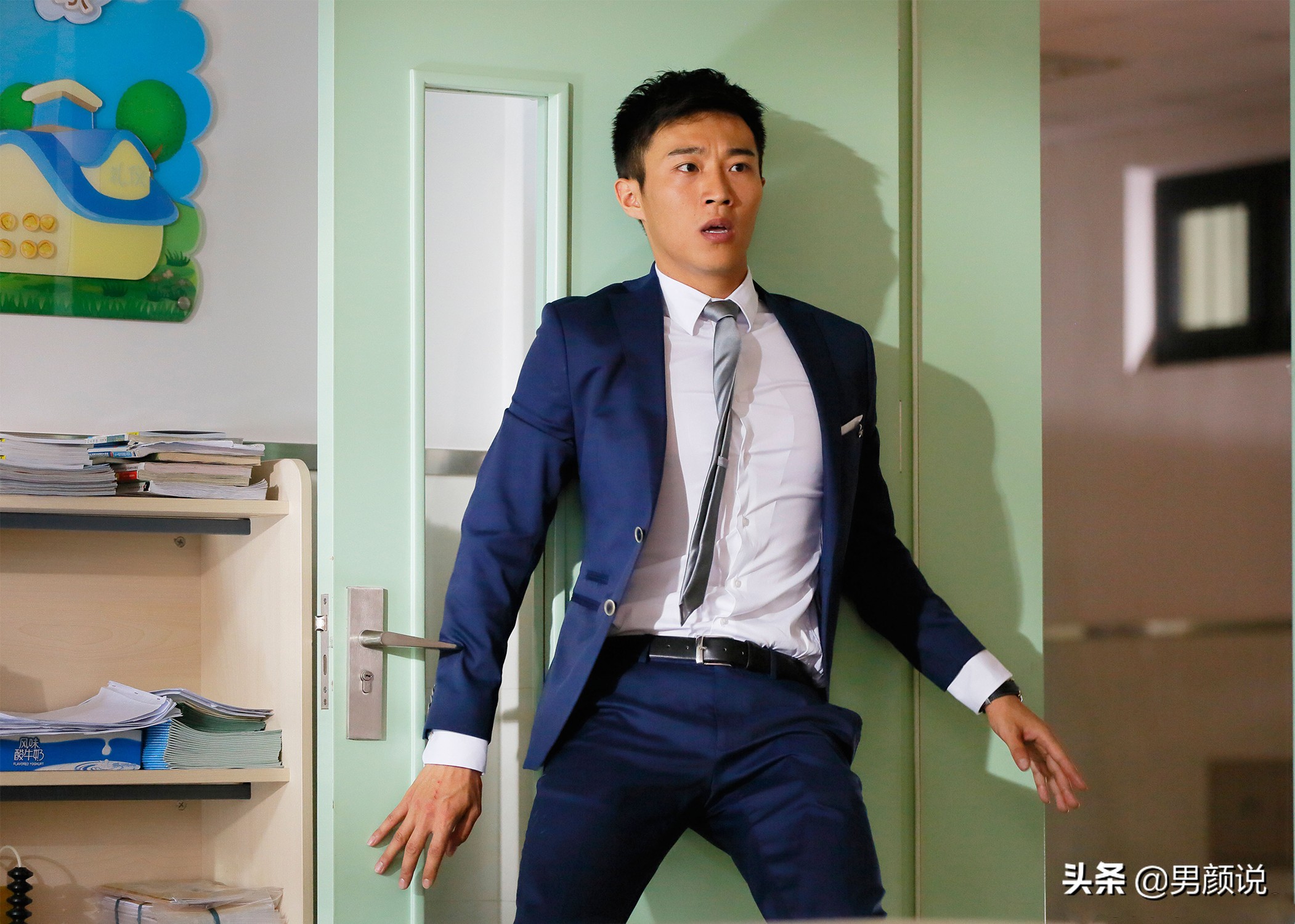 被赵薇带红，明明肌肉型男，却走谐星路线，演技好却平平：可惜！