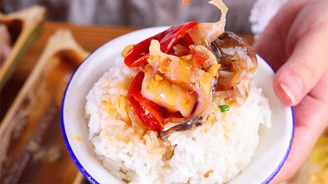 蒸鱼用竹筷子架上放盘子,用竹筒蒸的饭叫什么