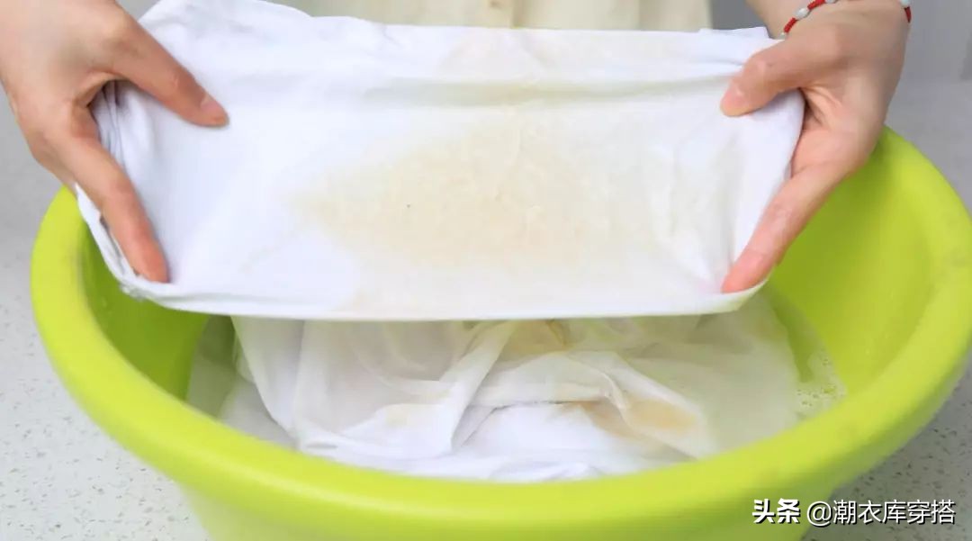 白色t恤领口发黄怎么洗,白色t恤放久了发黄怎么办