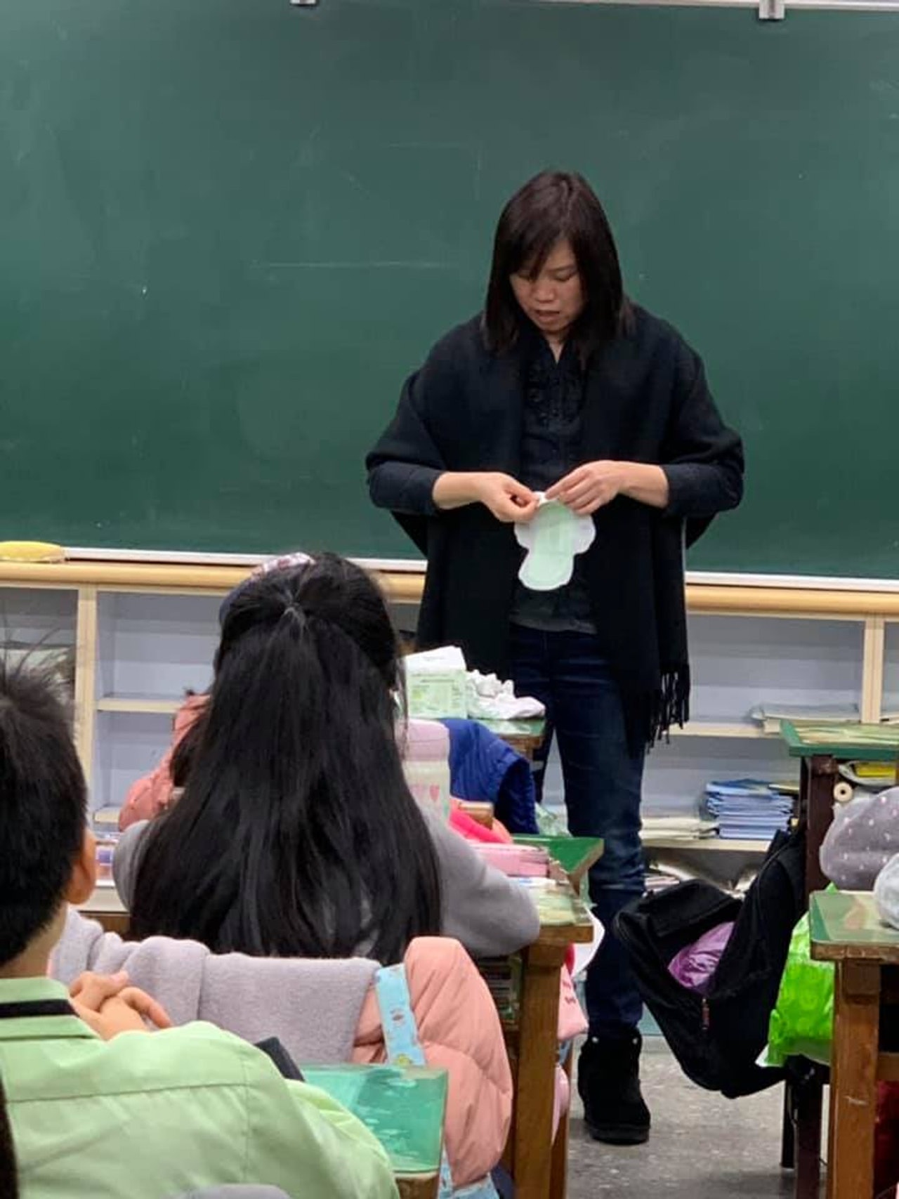 因目睹同学“大姨妈”突然造访的尴尬,她决定开这样一堂课