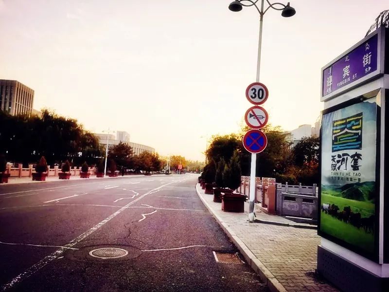 新式道路指示牌,马路上随处可见的道路标示牌