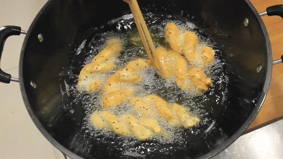 麻花的家常做法酥脆外面裹一层糖,麻花的家常做法怎样搓