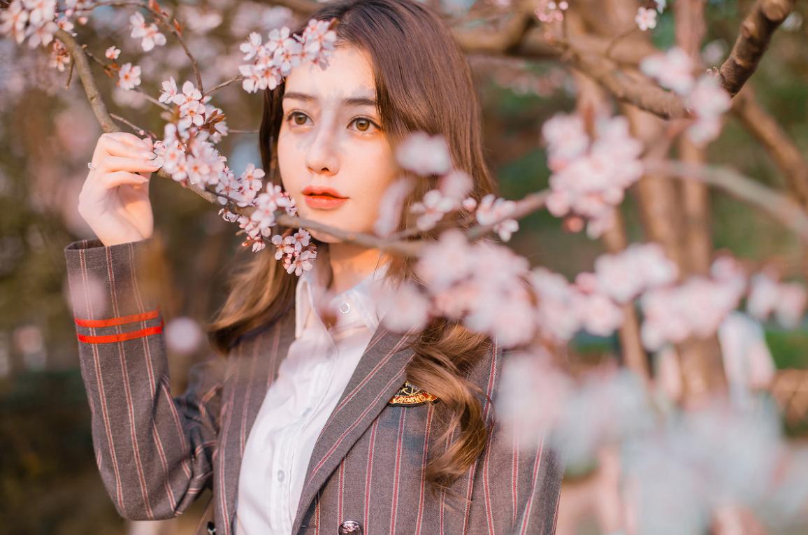 女朋友发一张照片就说我直男,不会给女孩子拍照的男生是直男吗