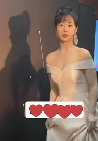 杨紫跟男明星出席活动,杨紫和男明星出席活动现场