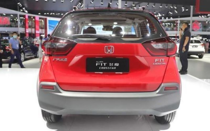 本田飞度成都车展上市,配置车顶行李架+黑轮眉,竞争丰田威驰