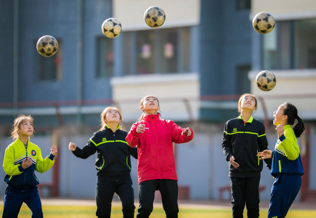踢足球的女孩跳舞,踢足球的女孩的视频