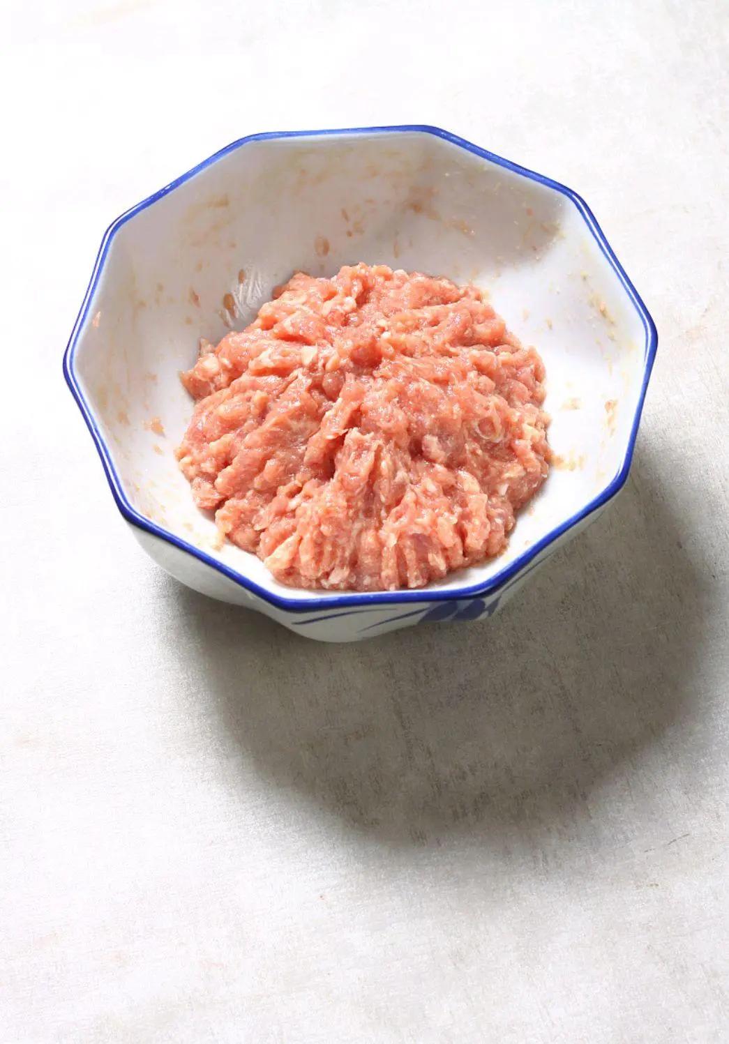 猪肉饺子馅又柴又干，是肉买错，饺子馆老板教买肉，肉馅鲜嫩多汁