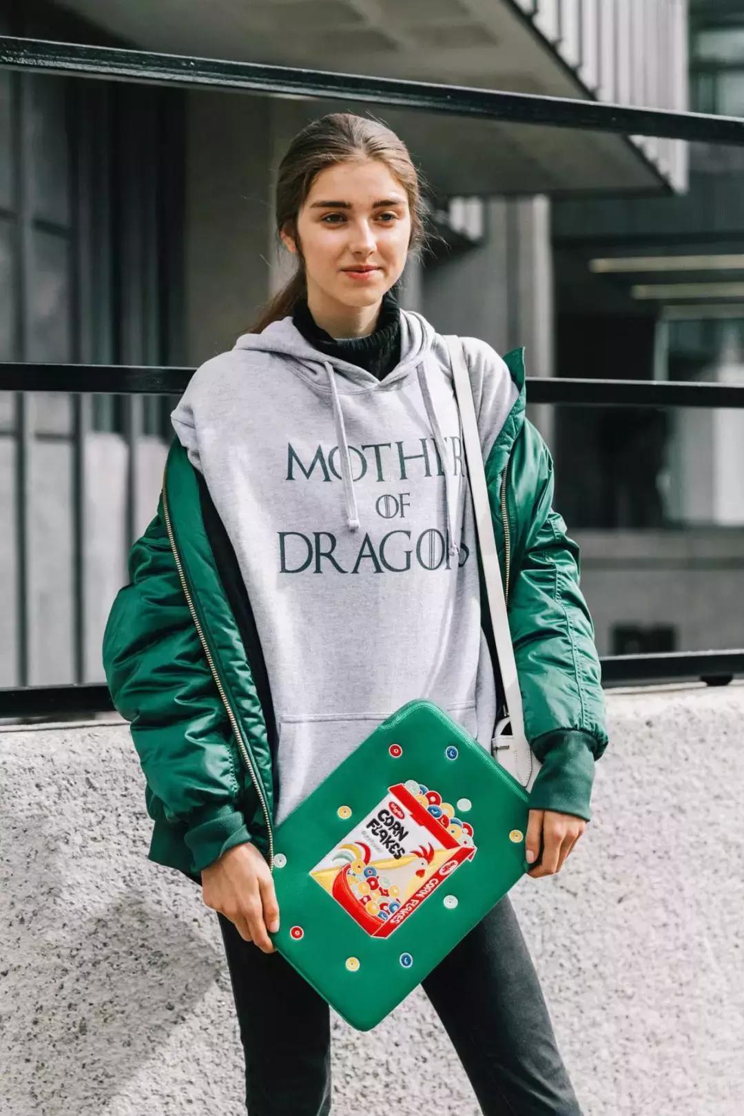 卫衣羽绒服最保暖时髦的冬季搭配,羽绒服卫衣简直时髦