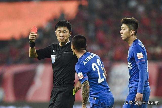 马宁争议判罚引不满,外网评价马宁全场出示9张黄牌
