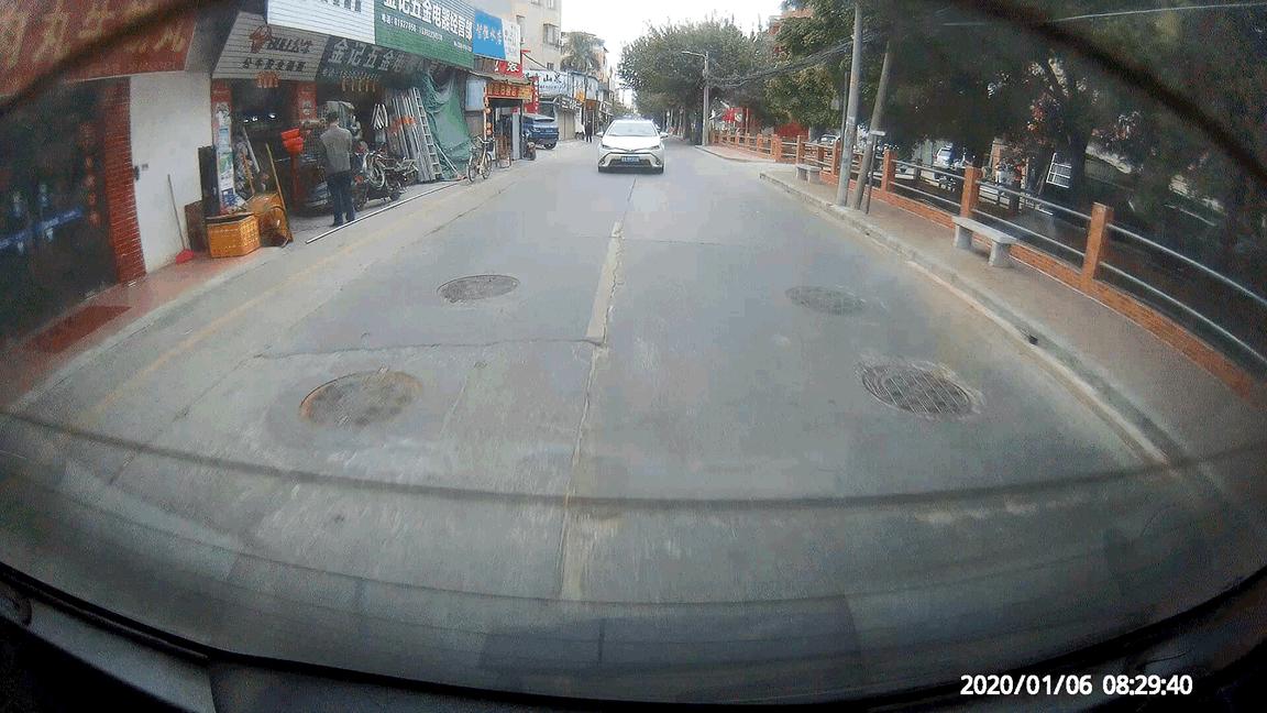 远离追尾纠纷，后视更专业，万鸥V5行车记录仪