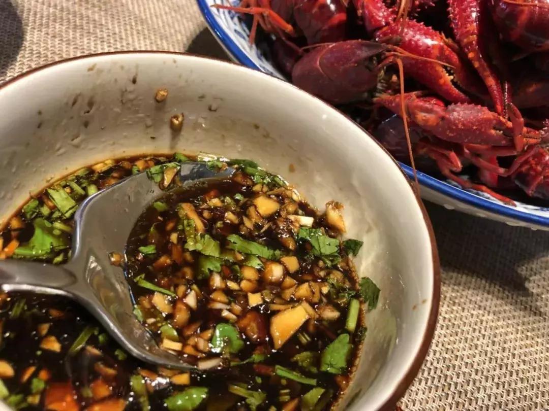 清蒸小龙虾蘸料怎么调好吃又简单,清蒸小龙虾蘸的酱料十三香