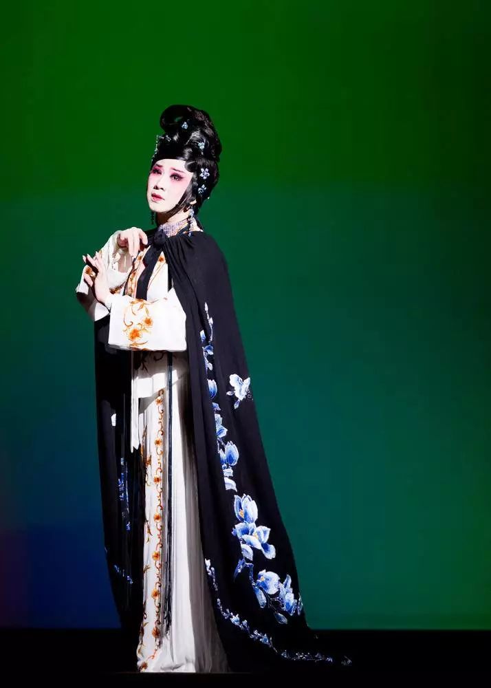 一个想变成蚯蚓的男人,和一个想变成鹅的女人