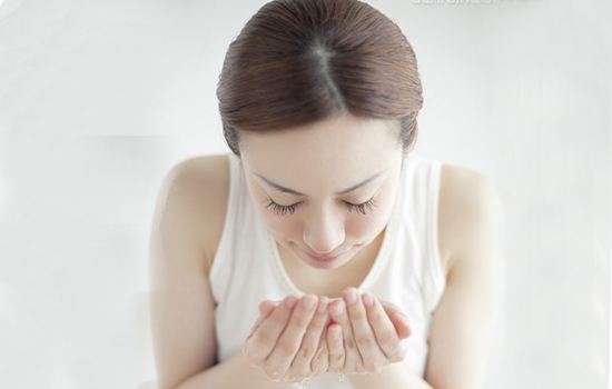 用盐洗脸的好处是什么,洗脸放点盐有什么好处