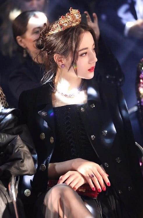 迪丽热巴穿礼服出席活动,迪丽热巴穿礼服散气场