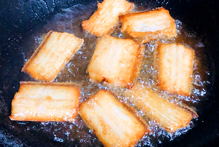 煎带鱼不粘锅不掉皮的做法慢动作,煎带鱼前要不要用盐腌一下