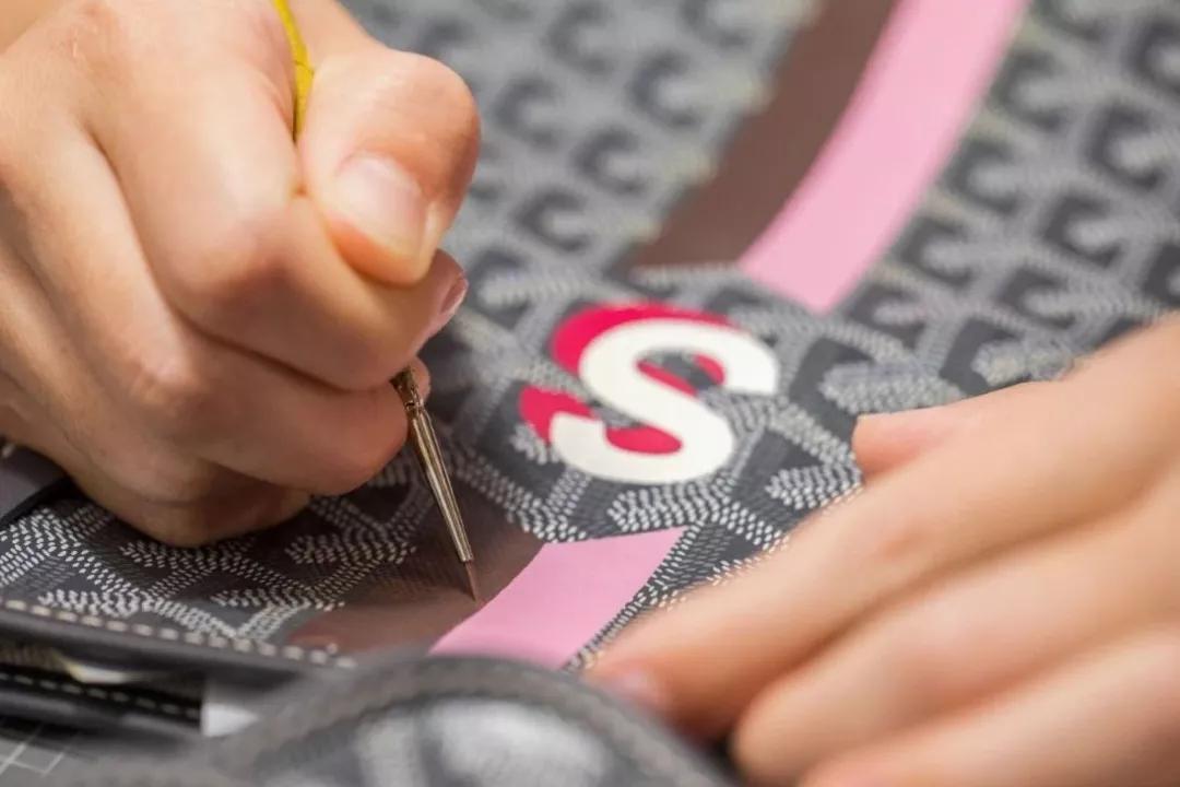 用“沉默”代言的rapper时尚爱物，“人间种草机”王菲超爱背的包