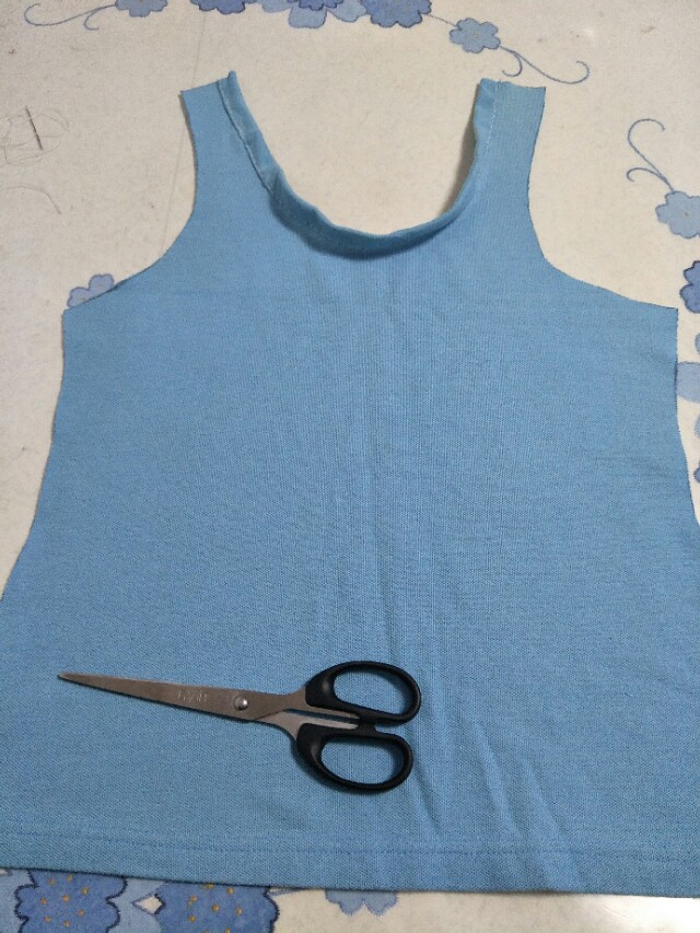 一拆二剪三缝,儿子校服变小背心