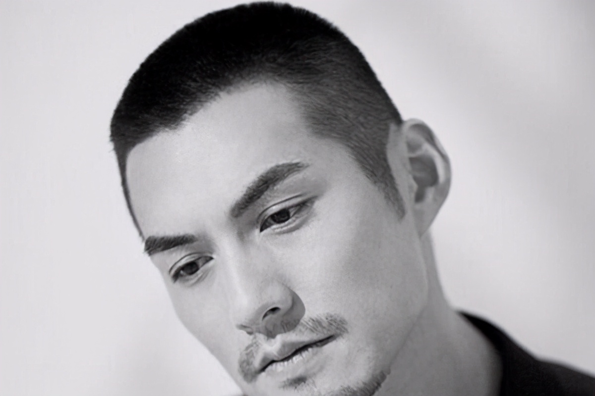 男生两边额角头发少适合什么发型,男生发量少发际线高适合什么发型